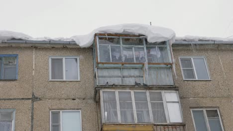 columpio de metal en la nieve