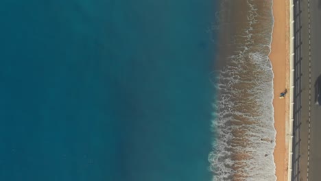 Vogelperspektive,-Drohnenaufnahmen-Von-Einem-Strand-In-Cannes-An-Der-Französischen-Riviera