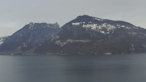 antena de drones del lago thun thunersee en invierno