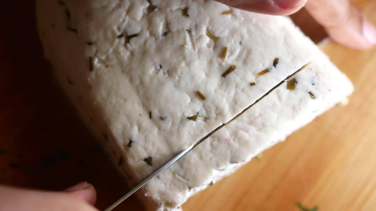 신선한 파니어 치즈를 잘라