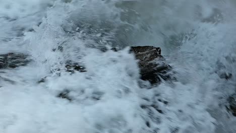 agua rápida que fluye sobre rocas en la montaña