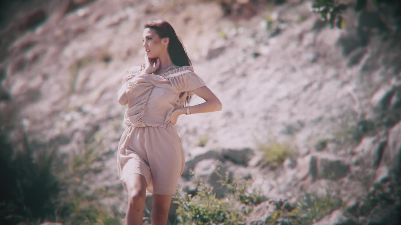 красивая женщина позирует в стилизованном ретро-фото.