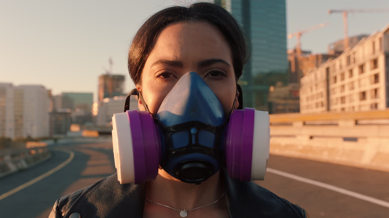 retrato de una mujer con máscara de gas una niña rebelde protestando contra la contaminación con un respirador para el aire venenoso calentamiento global emergencia del cambio climático