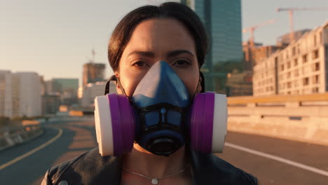 Retrato-Mujer-Con-Máscara-De-Gas-Niña-Rebelde-Protestando-Contra-La-Contaminación-Con-Respirador-Para-Aire-Venenoso-Calentamiento-Global-Emergencia-Por-Cambio-Climático