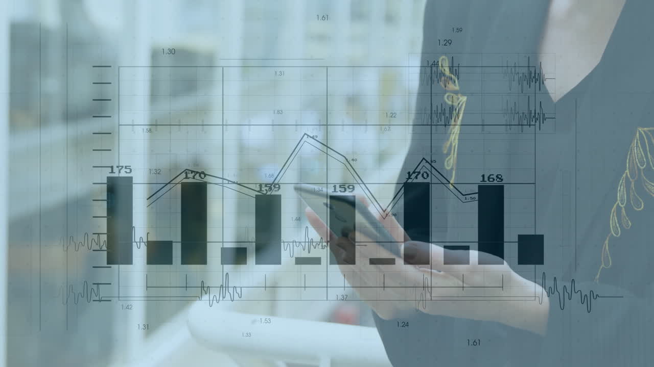 Animazione di elaborazione dati finanziari su donna d'affari caucasica che usa lo smartphone in ufficio.