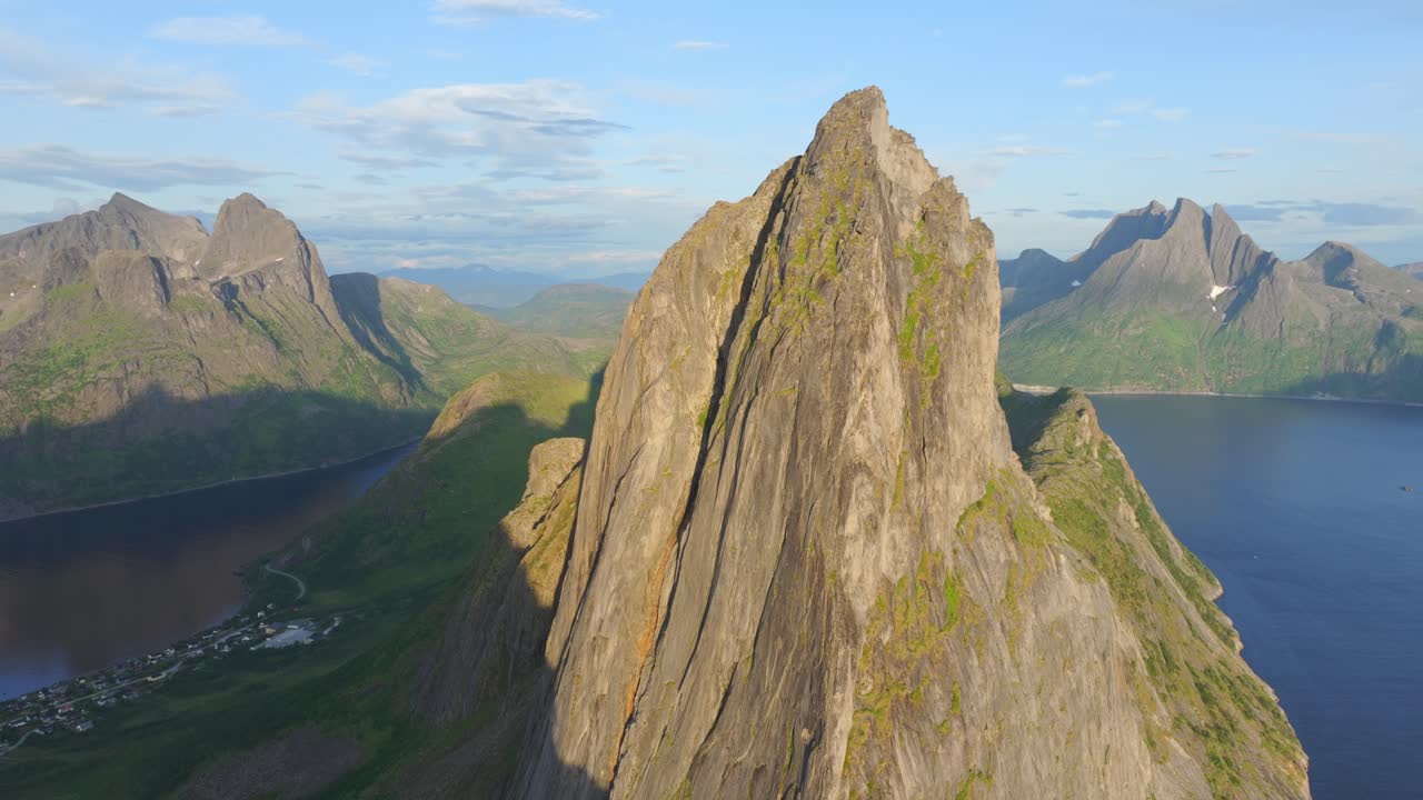 노르웨이 의 센자 에 있는 세글라 산 의 거친 풍경 - 공중 드론 촬영