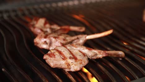 chuletas de cordero a la parrilla en una parrilla