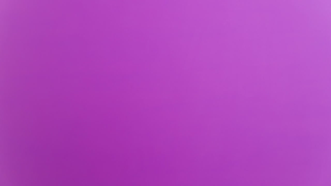 stop motion animation_bola de papel blanco envuelta en un fondo púrpura