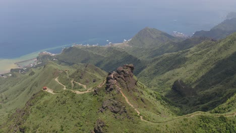 Famoso-Sendero-De-Montaña-De-Tetera-Cerca-De-Jiufen-Con-Océano-Azul-Tranquilo---Hermoso-Destino-Turístico---Toma-Aérea