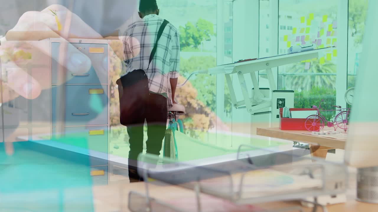 태블릿을 사용하는 손의 애니메이션, 자전거로 크리에이티브 사무실에 도착하는 남자