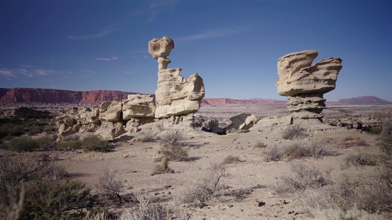 Formaciones rocosas de arenisca se elevan sobre una llanura desértica en el Parque Provincial Ischigualasto.