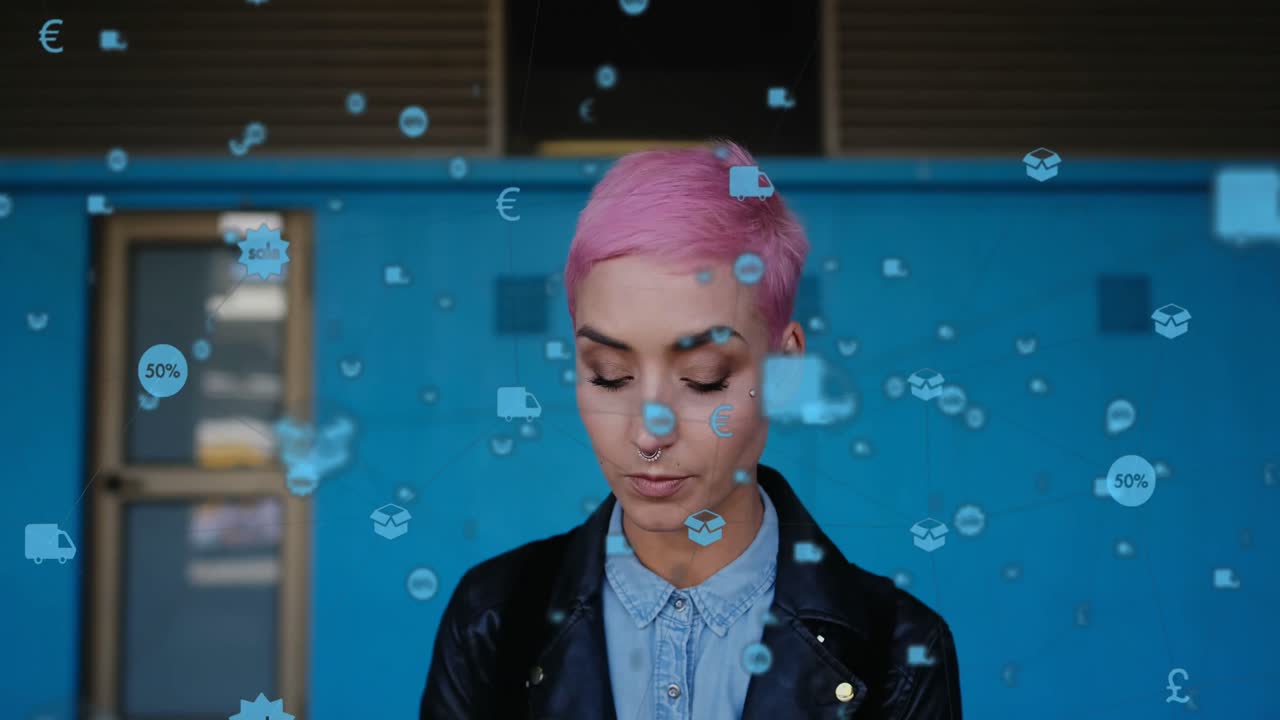 анимация сети цифровых икон над двухрасовой женщиной, улыбающейся во время разговора на смартфоне