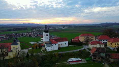 Velika-Nedelja-Ist-Eine-Charmante-Stadt-Im-Herzen-Sloweniens,-Die-Für-Ihre-Wunderschöne-Kirche-Und-Ihr-Schloss-Bekannt-Ist