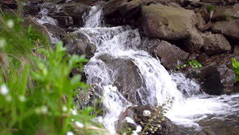 La-Cascada-Cae-Colina-Abajo-Y-Se-Convierte-En-Un-Pequeño-Lago.-Arroyo-De-Cascada-Sobre-Piedra