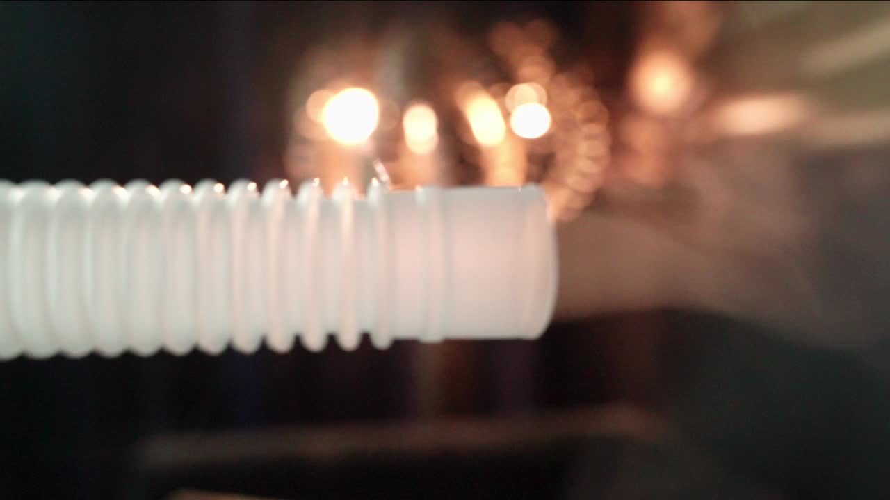 호흡 치료 중 분무기 약물 증기가 근접 촬영을 내뿜습니다.