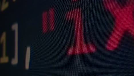 primer plano de una pantalla digital que muestra números y letras