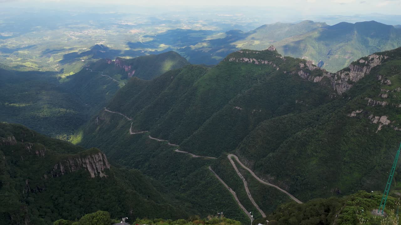 vista aérea de mirante da serra do rio rastro en un soleado día de fin de semana - lauro muller, sc - brasil
