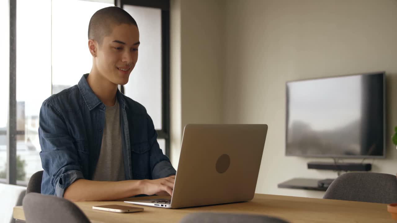 Man using mobile phone and laptop at home 4k