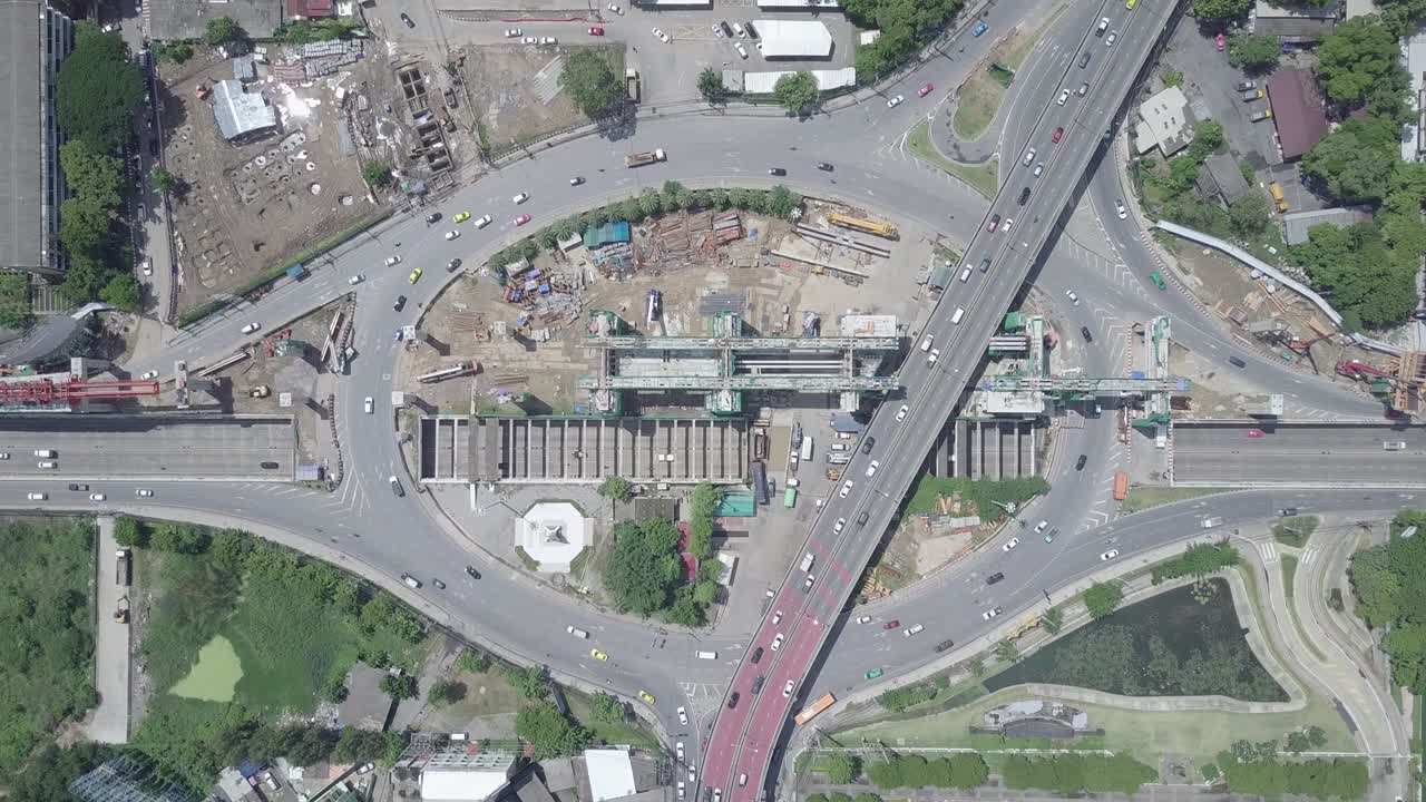vista aérea de arriba del transporte público construcción de trenes eléctricos en el centro de la rotonda y el túnel con coches en movimiento en bangkok tailandia