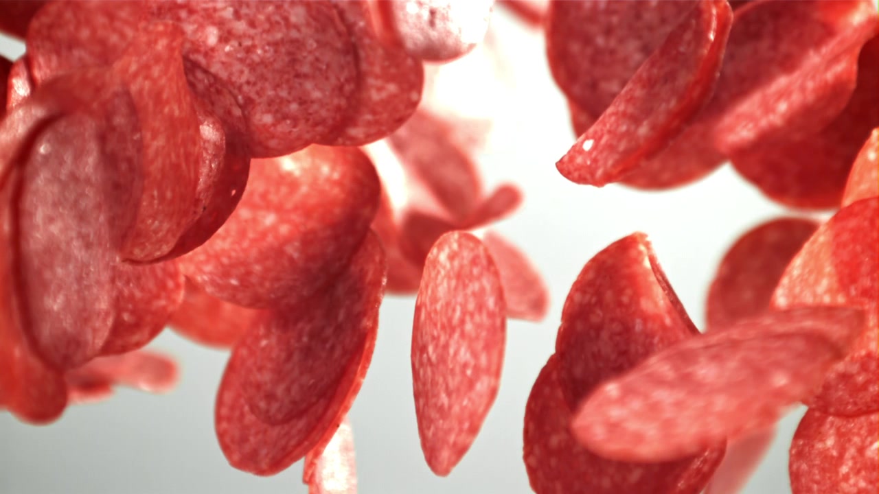 Beyaz Arka Plan Üzerinde Ağır Çekimde Düşen Kırmızı Pepperoni Dilimleri