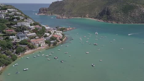 la antena soleada muestra un canal profundo entre las cabezas de knysna y el océano índico