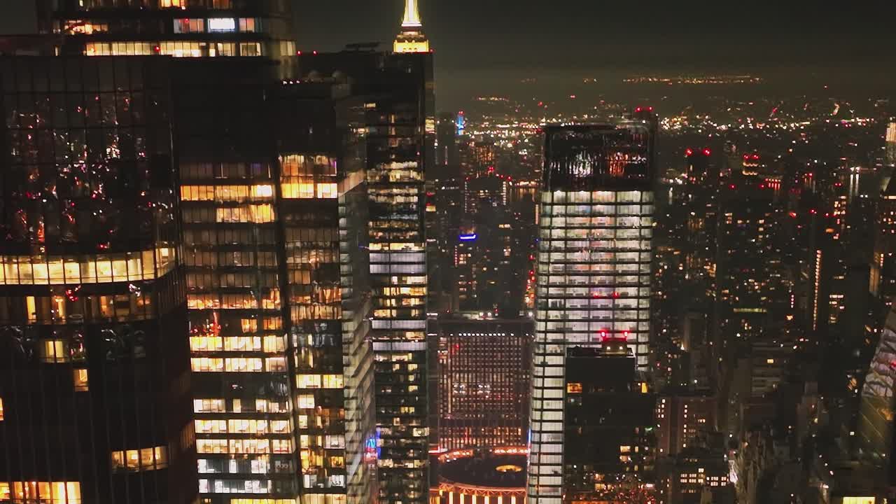 Arranha-céus luxuosos e esbeltos de Midtown Manhattan à noite
