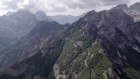 Video-De-Drone-Del-Avión-&quot;frontal&quot;,-Avanzando-En-Lo-Más-Alto-Del-Paso-De-Montaña-Sh21-Theth-En-Albania,-Gjecaj