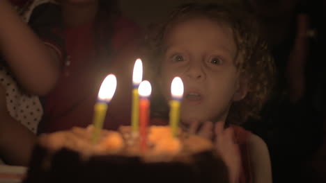 Niño-Soplando-Velas-En-El-Pastel-De-Cumpleaños