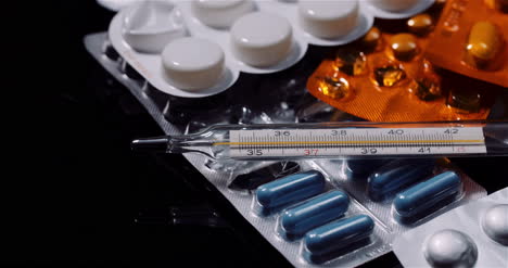 varias píldoras médicas drogas fondo negro industria farmacéutica analgésicos rotación 13