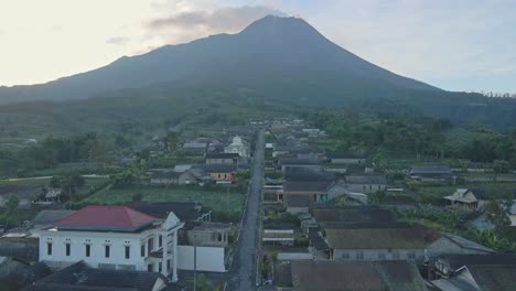 Fliegen-Sie-über-Das-Dorf-Stabelan-Am-Hang-Des-Mount-Merapi