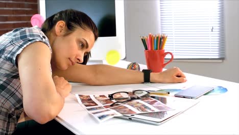 ejecutiva de negocios cansada durmiendo en su escritorio