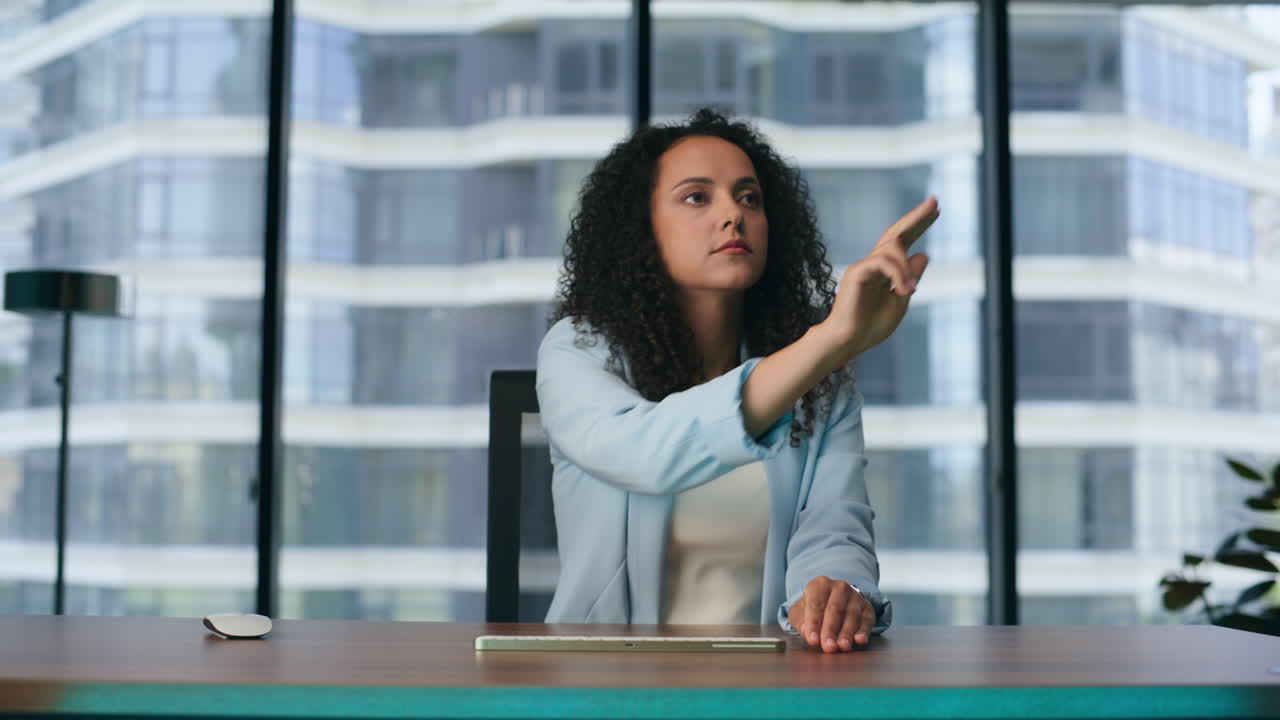 una mujer desplazándose por una pantalla invisible trabajando en el ciberespacio del metaverso de cerca.