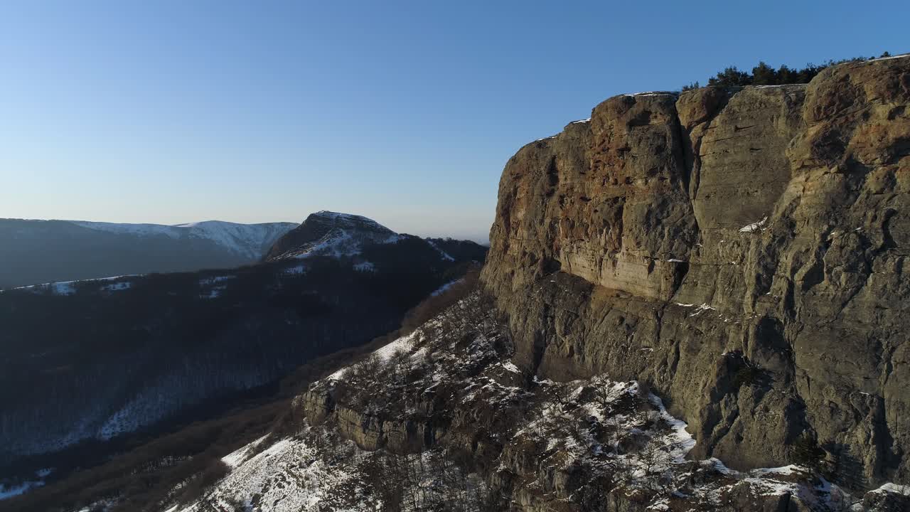 paisaje de montaña de invierno con acantilados nevados