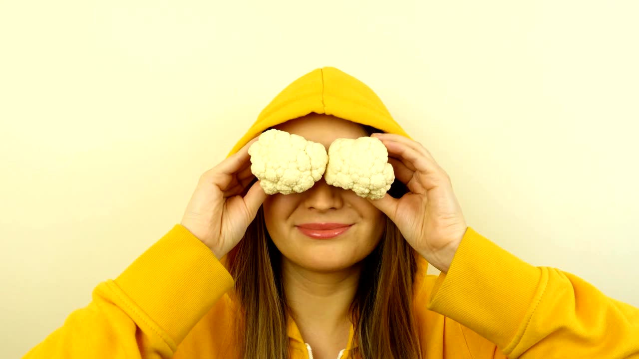 modelo caucásico de lujo con verduras frescas en los ojos.