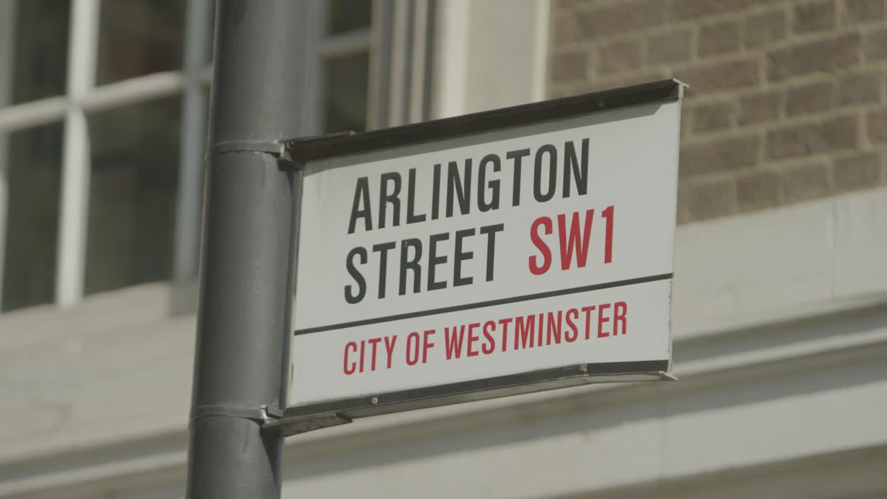 A 5K close-up of a street sign in London.