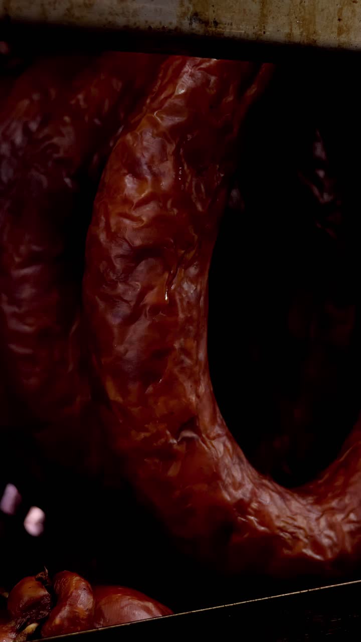Primo piano di salsicce affumicate