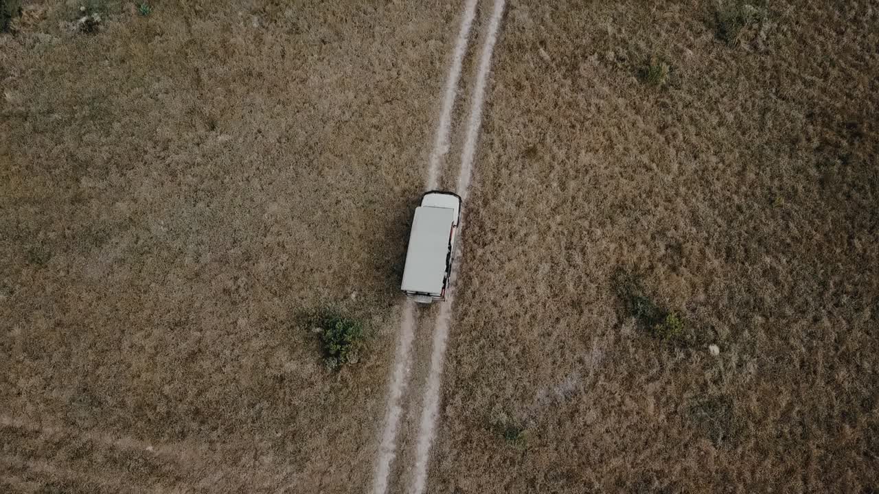 una hermosa toma cinematográfica de un dron tomada en sudáfrica durante un safari