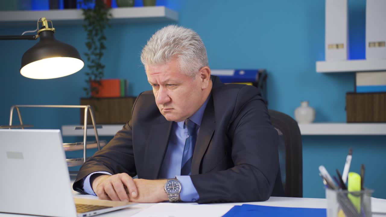 시각 장애가 있는 사업가입니다.