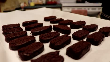 Una-Persona-Coloca-Algunas-Galletas-En-Un-Plato