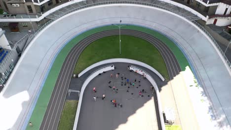 vista aérea de entrenamiento de fitness al aire libre en una pista curva