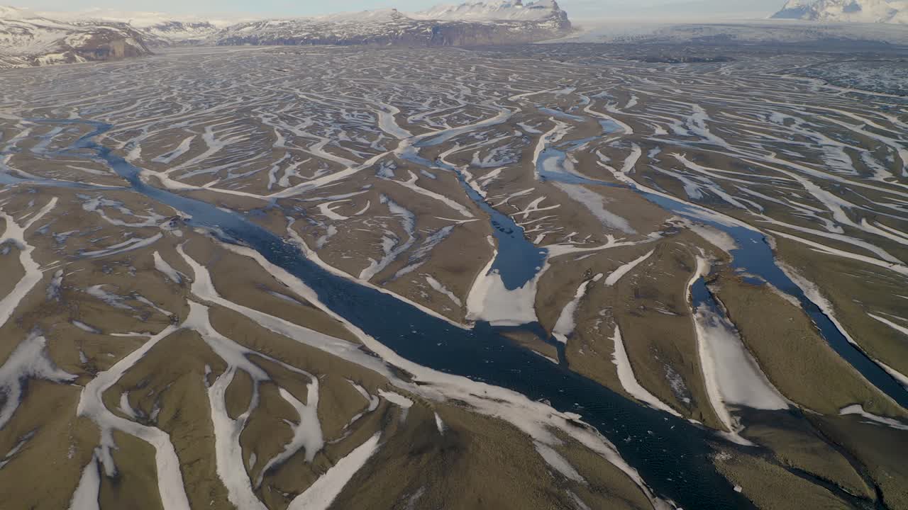 вид с воздуха на косую реку с песчаным руслом