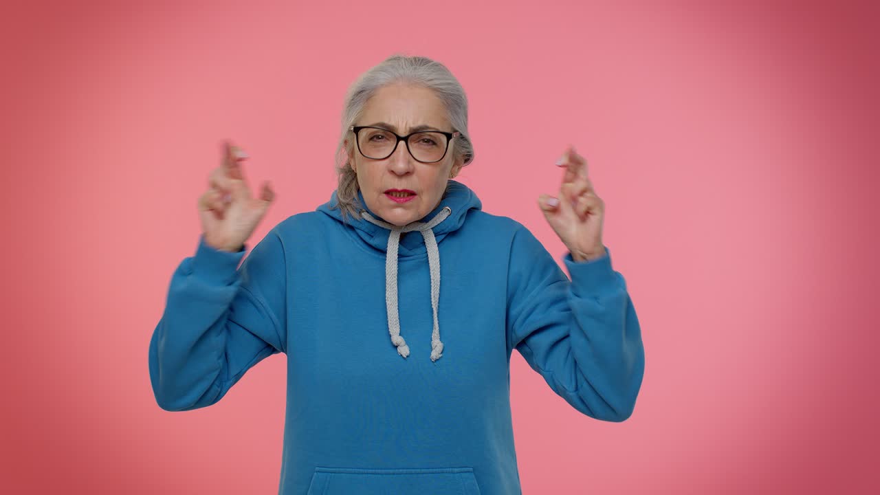 molesto sorprendido anciana abuela mujer deseo, esperando buena suerte, resultados de la lotería, mala fortuna, pérdida