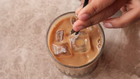 café helado con una pajita