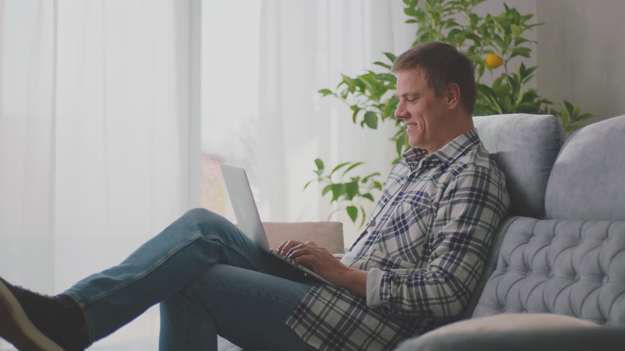 hombre llamando por video y sonriendo fuerte