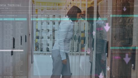 animación del procesamiento de datos a través de servidores informáticos y una ingeniera informática caucásica cansada