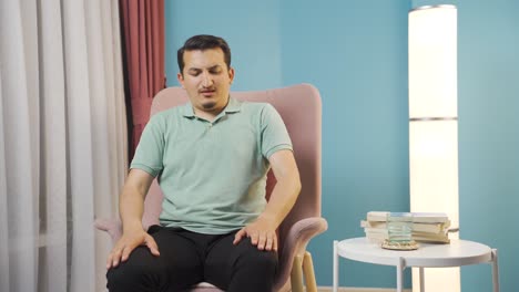 그 남자는 관절 통증을  ⁇ 고 있습니다.
