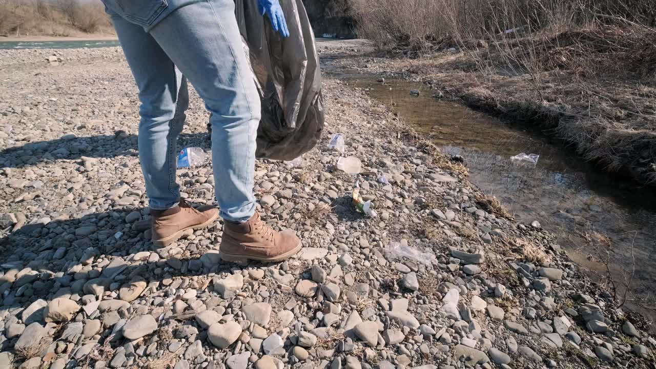 해변에서 플라스틱을 청소하는 팀워크: 자원봉사자들이 쓰레기 봉투에 쓰레기를 모으고, 플라스티크 오염과 환경 문제 개념: 플래스틱에서 자연을 자발적으로 청소하는 것, 지구를 녹색화하는 것