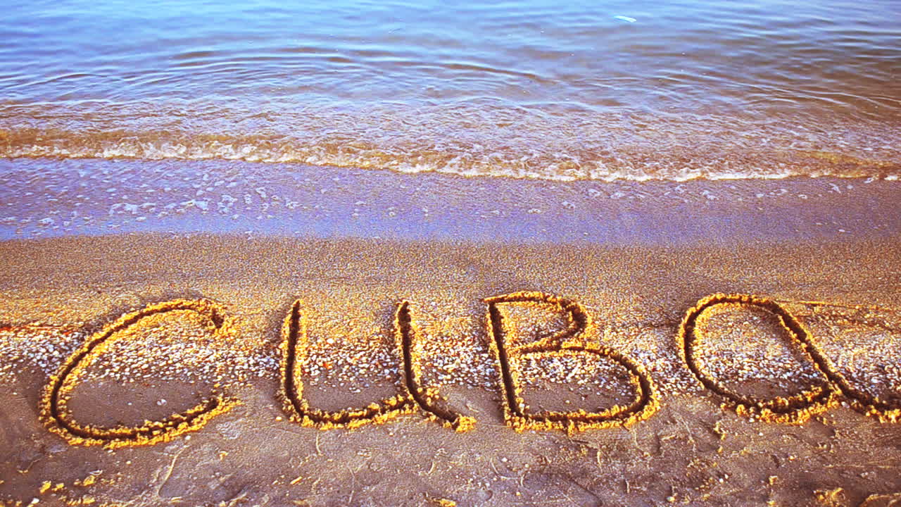 La inscripción 'Cuba' en la arena de la playa