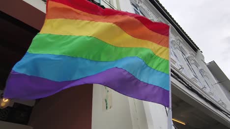 bandera del orgullo del arco iris en un edificio