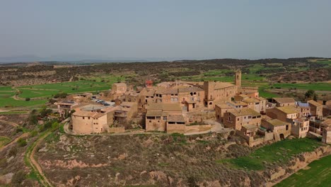 Drohne-Umkreist-Die-Malerische-Stadt-Florejachs,-Lleida,-Spanien